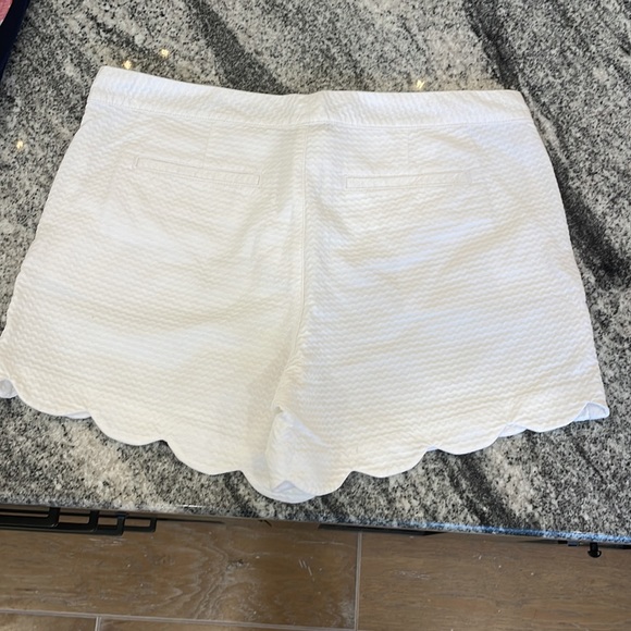 Like New Lilly Pulitzer White size 10 Buttercup shorts - Picture 2 of 3